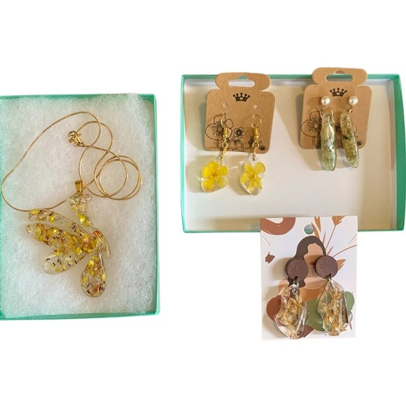 Four piece Resin Jewelry Set Floral Dangle Earrings Nature Butterfly Necklace - Picture 1 of 8